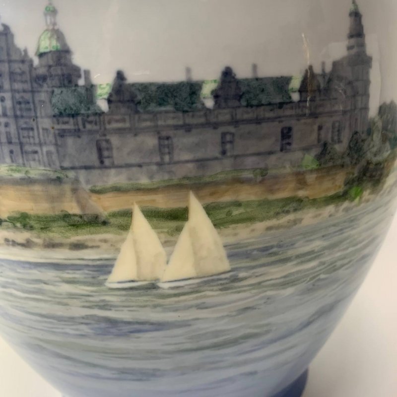 Коллекционная авторская большая ваза с подглазурной росписью, художник Theodor Kjølner