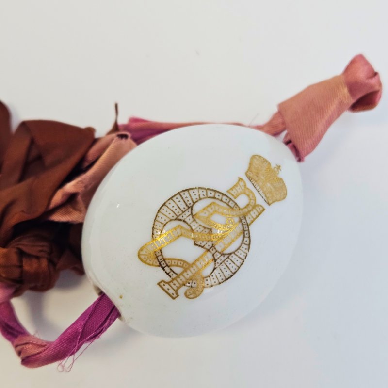 Фарфоровое пасхальное яйцо с вензелем императрицы Александры Федоровны