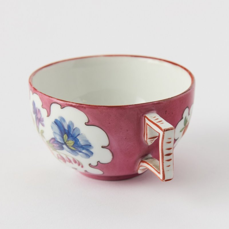 Старинная коллекционная чашка с ручной росписью Meissen
