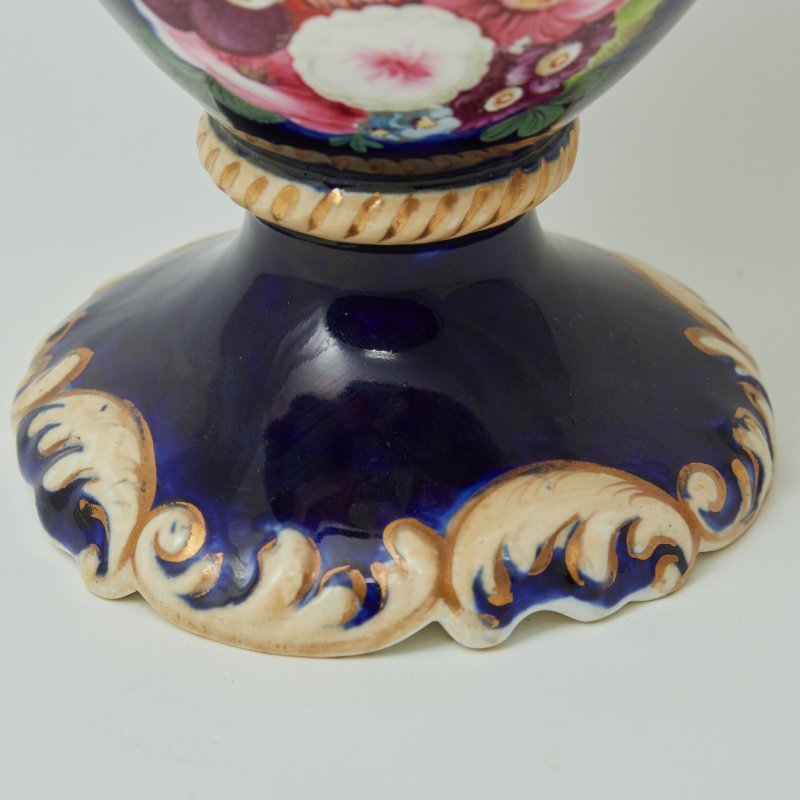 Старинная ваза бело-синяя с пейзажем (д)