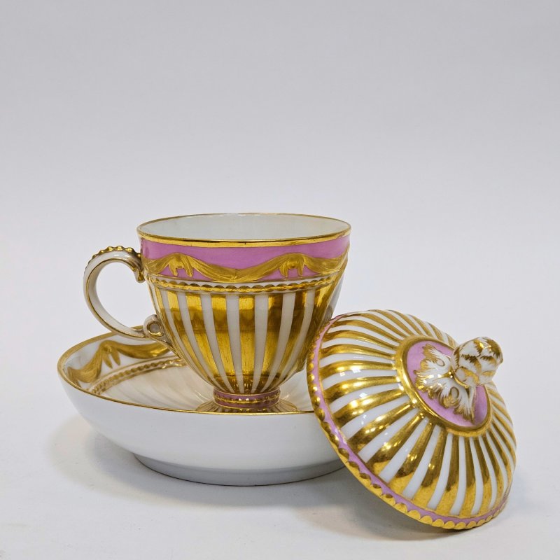 Чашка с крышкой и блюдцем для шоколада 