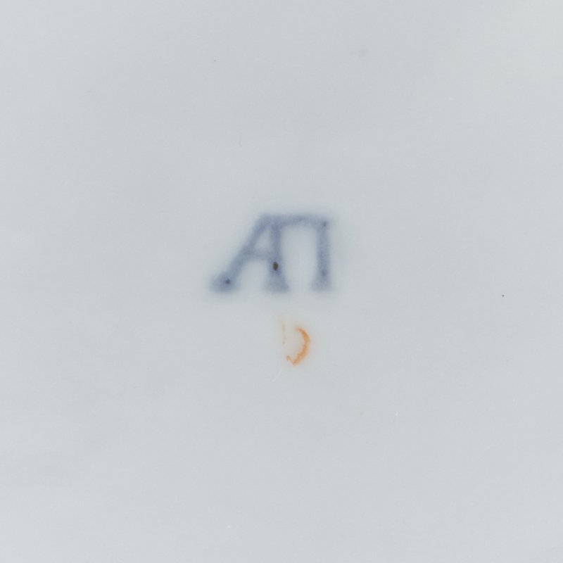 Старинное большое блюдо с ручной росписью и позолотой