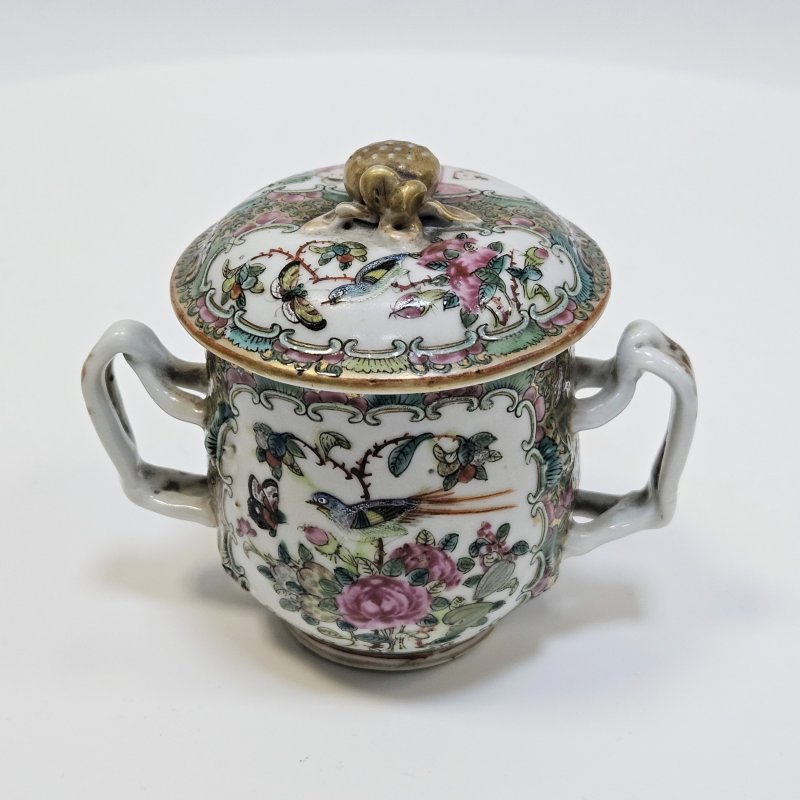 Чашка с крышкой и ручками Китай, рубеж 18/19 век Декор famille Rose