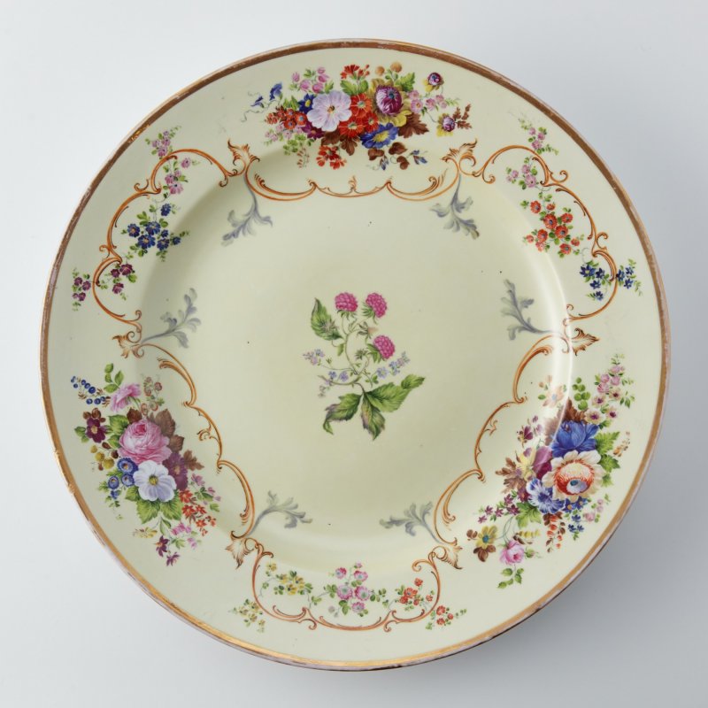 Старинное большое блюдо с ручной росписью и позолотой