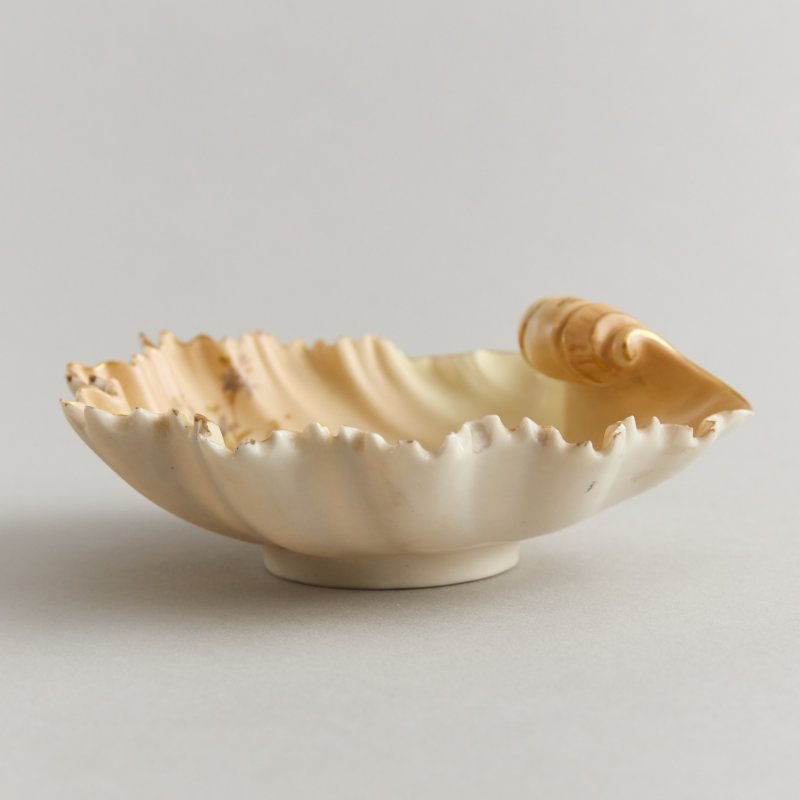 Старинная чаша в форме листа 