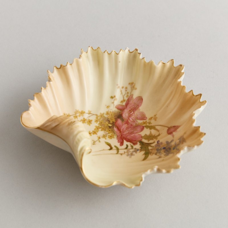 Старинная чаша в форме листа 