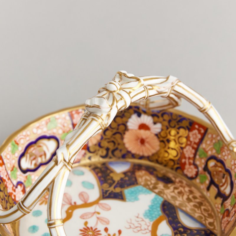 Старинная ваза в форме корзины