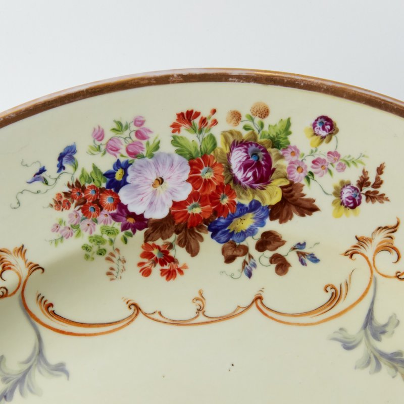 Старинное большое блюдо с ручной росписью и позолотой