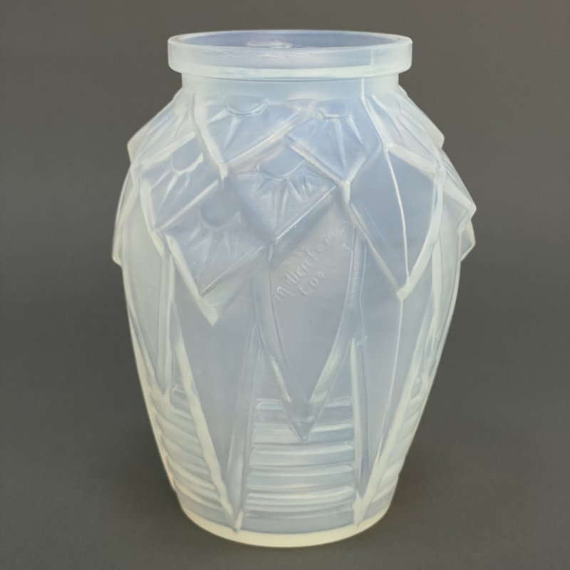 Ваза из опалового матового стекла стиле ар-деко Muller Frères Luneville