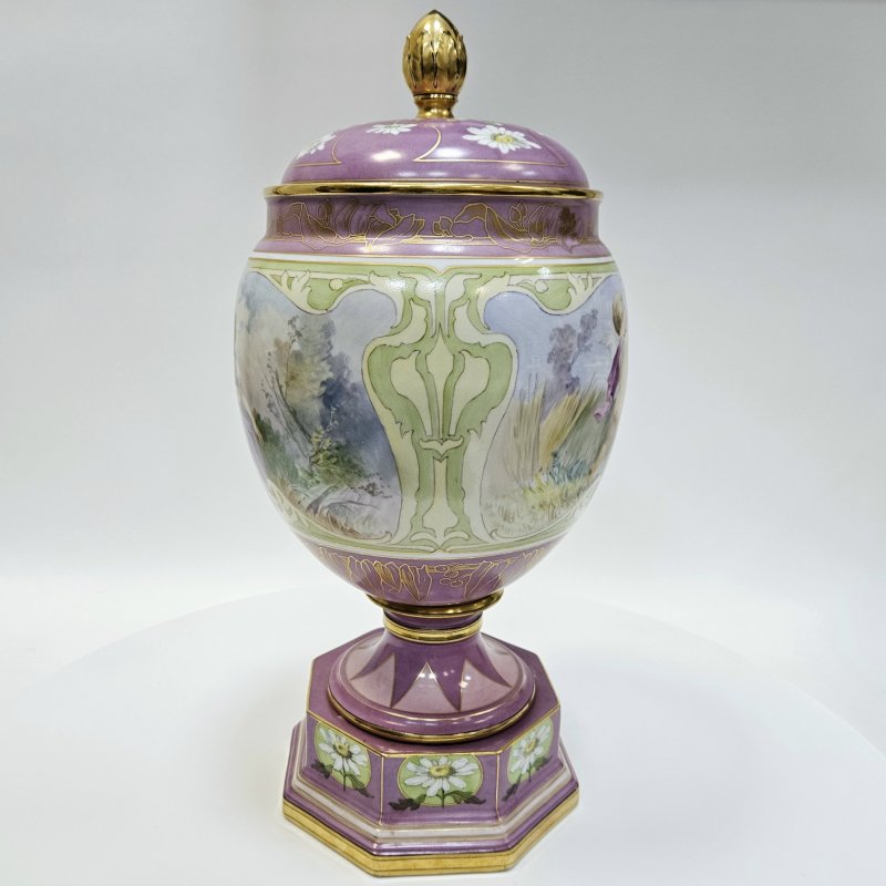 Ваза с крышкой на пьедестале в стиле модерн Пиркенхамер