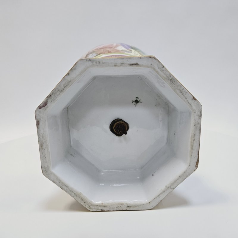 Ваза с крышкой на пьедестале в стиле модерн Пиркенхамер