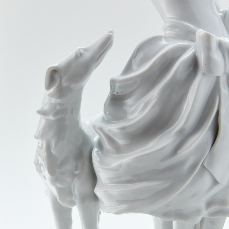 Старинная скульптурная группа Девушка Клара с борзыми