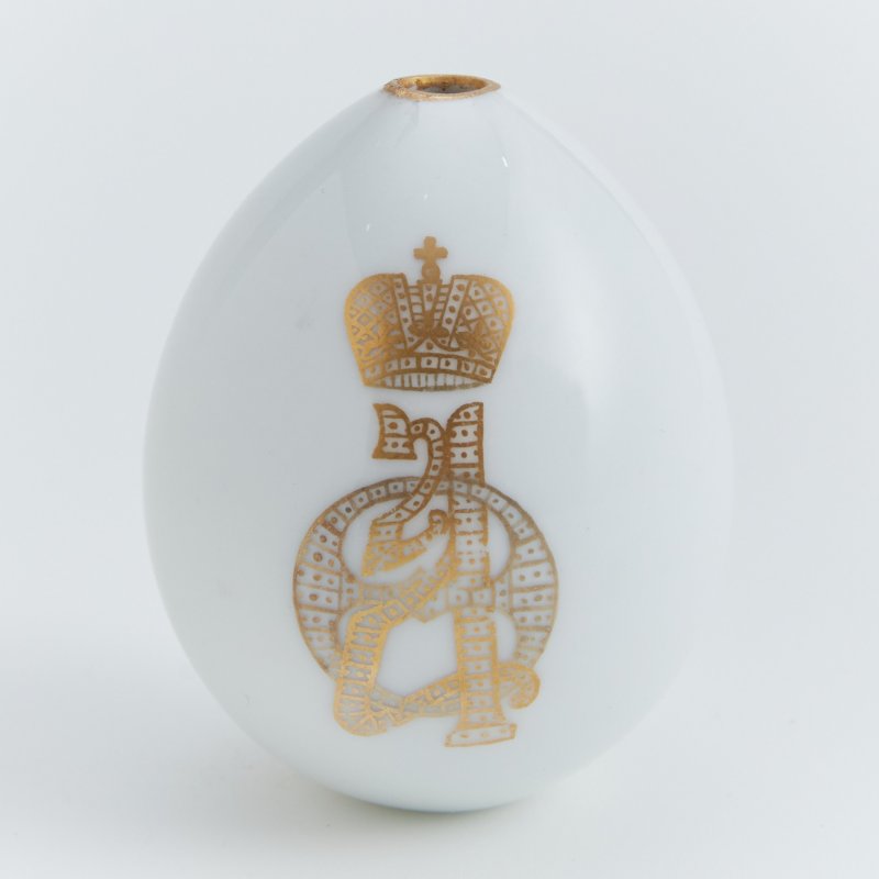 Фарфоровое пасхальное яйцо с вензелем императрицы Александры Федоровны.