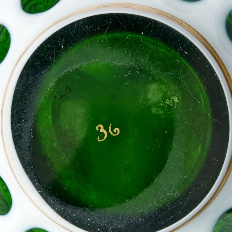 Старинная резная ваза с крышкой из зеленого стекла