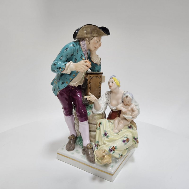 Статуэтка КПМ Аптекарь с микстурой и дама с младенцем