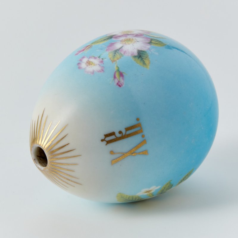 Фарфоровое пасхальное яйцо с изображением шиповника, белого стефанотиса и надписью: «ХВ»