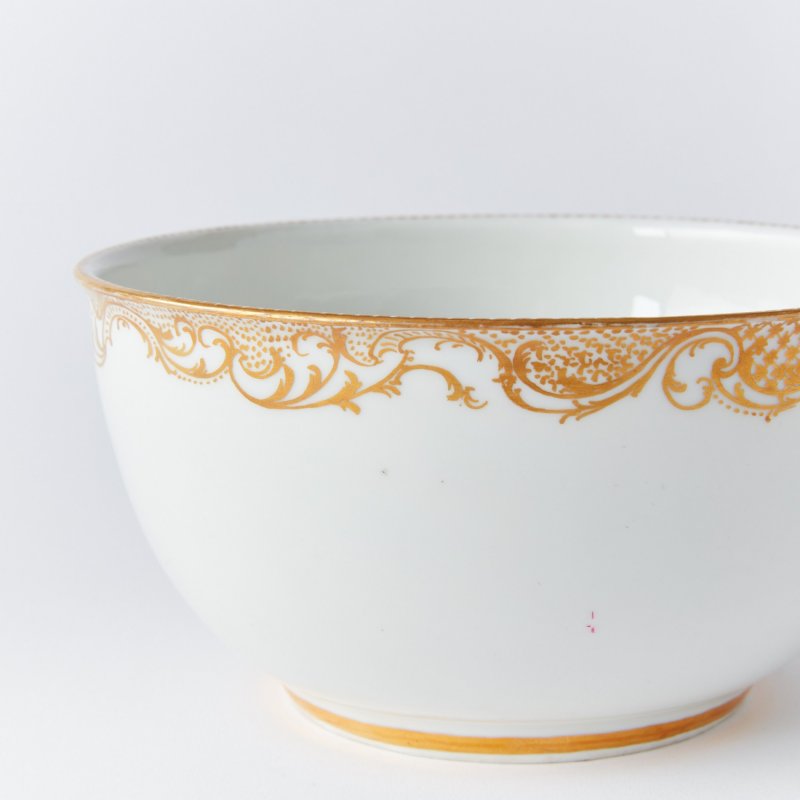 Старинная фарфоровая чаша с позолоченным узором