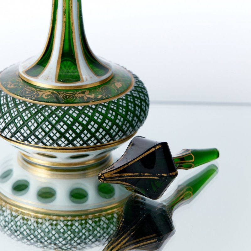 Старинная резная ваза с крышкой из зеленого стекла