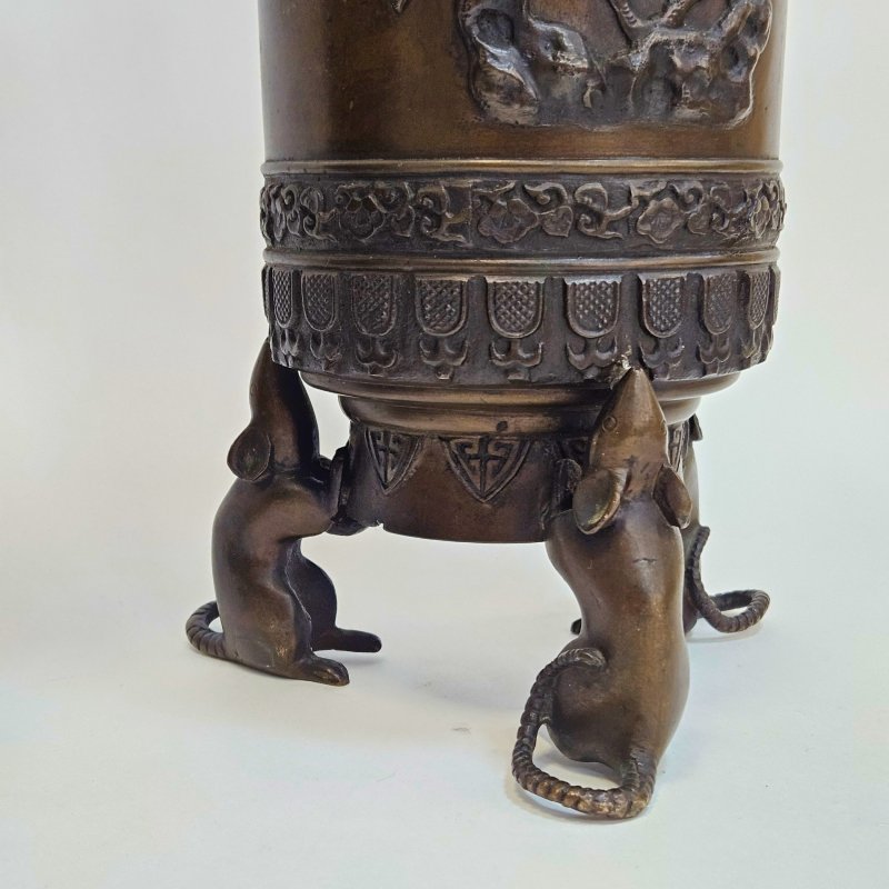 Пара ваз период Мейдзи с мышами