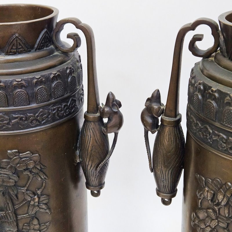 Пара ваз период Мейдзи с мышами