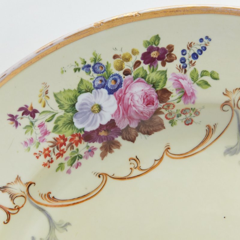 Старинное большое блюдо с ручной росписью и позолотой