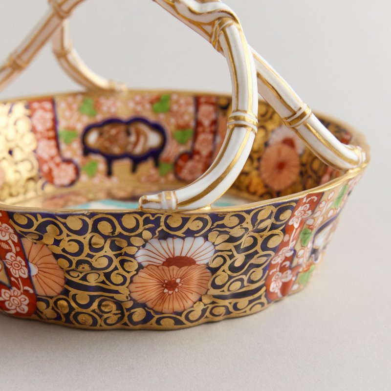 Старинная ваза в форме корзины