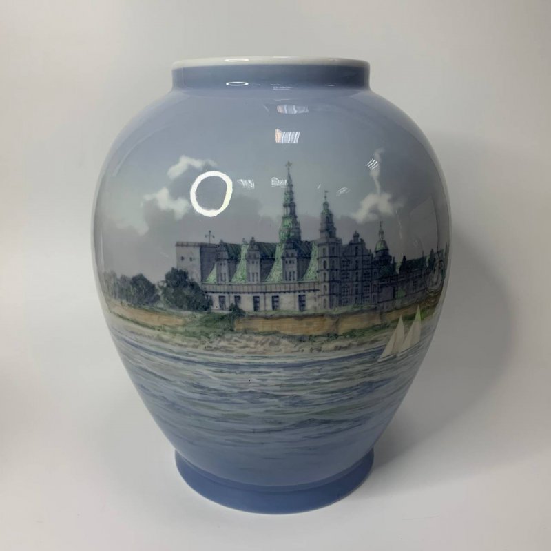 Коллекционная авторская большая ваза с подглазурной росписью, художник Theodor Kjølner