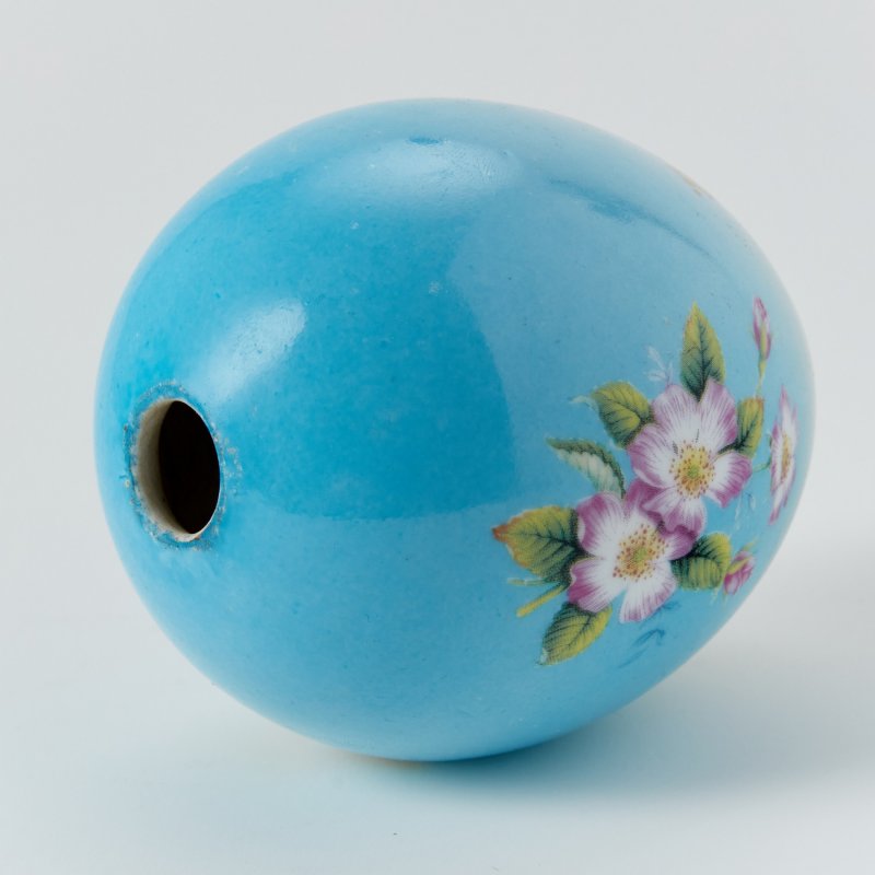 Фарфоровое пасхальное яйцо с изображением шиповника, белого стефанотиса и надписью: «ХВ»