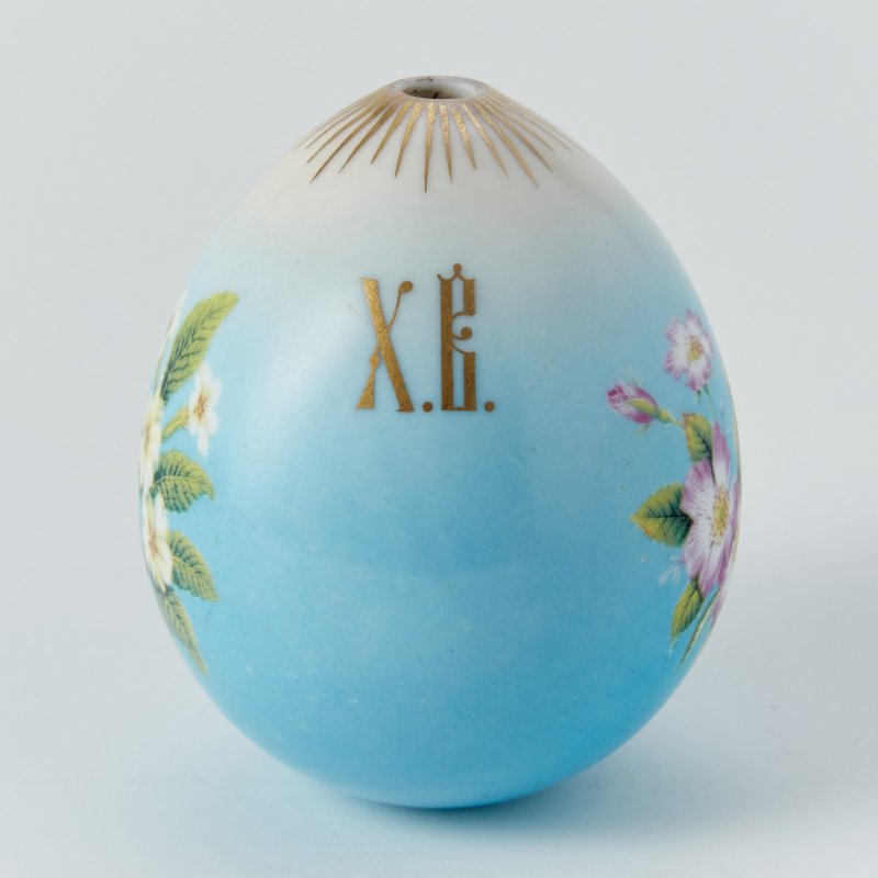 Фарфоровое пасхальное яйцо с изображением шиповника, белого стефанотиса и надписью: «ХВ»