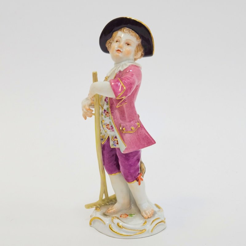 Статуэтка садовник мальчик с граблями Meissen
