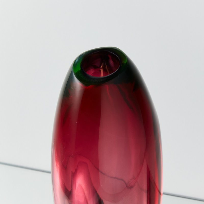 Авторская ваза из стекла брусничного оттенка