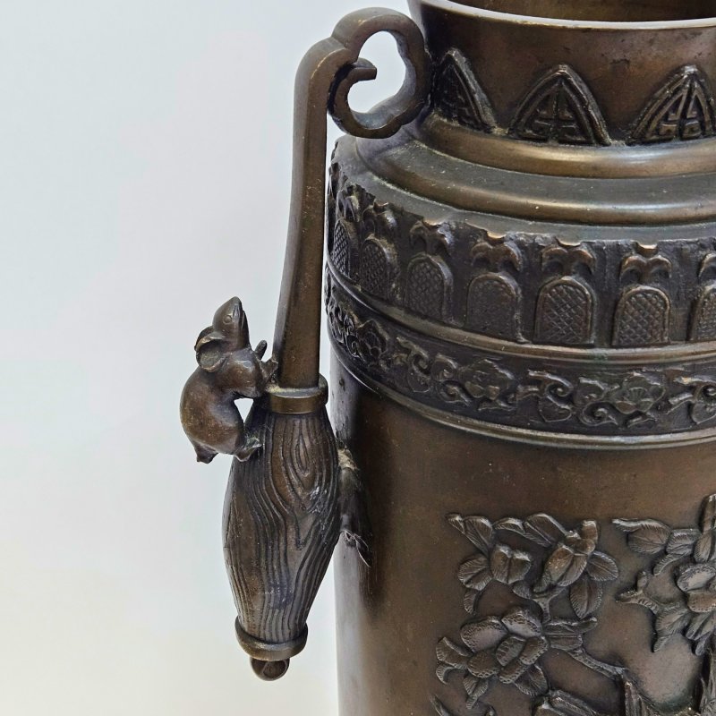 Пара ваз период Мейдзи с мышами