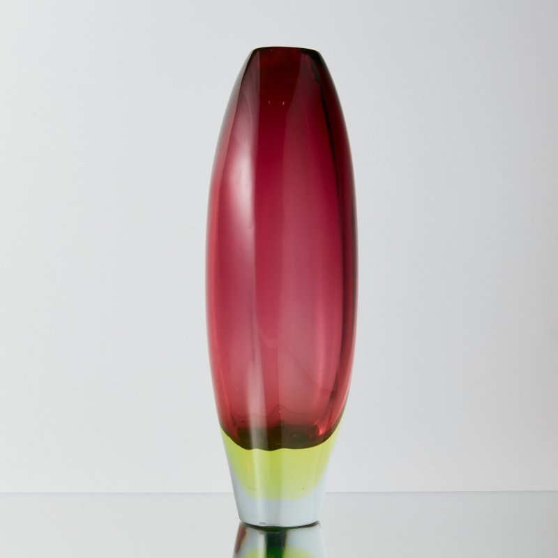 Авторская ваза из стекла брусничного оттенка