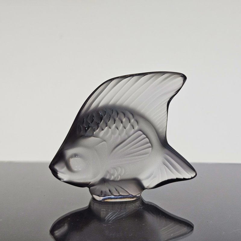 Хрустальная рыбка серого оттенка Lalique