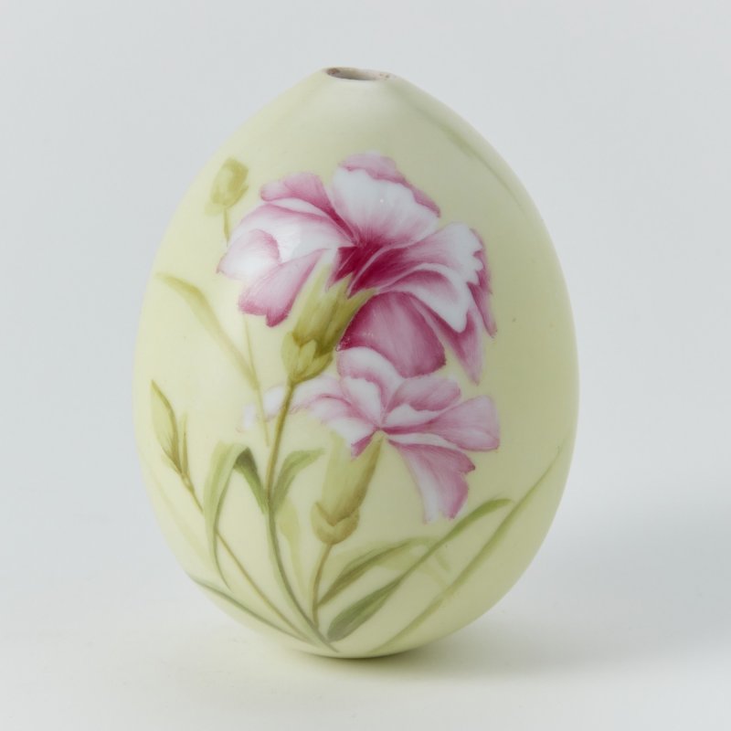 Фарфоровое пасхальное яйцо с изображением гвоздик на светло-желтом фоне