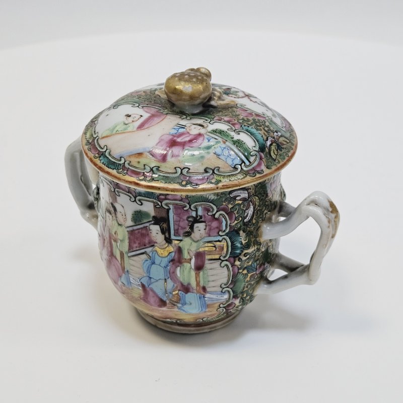 Чашка с крышкой и ручками Китай, рубеж 18/19 век Декор famille Rose