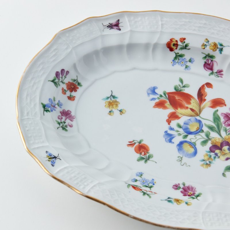 Коллекционное фарфоровое блюдо с ручной росписью