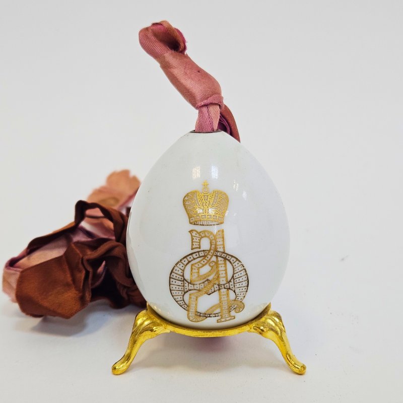 Фарфоровое пасхальное яйцо с вензелем императрицы Александры Федоровны