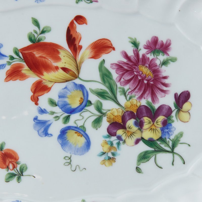 Коллекционное фарфоровое блюдо с ручной росписью