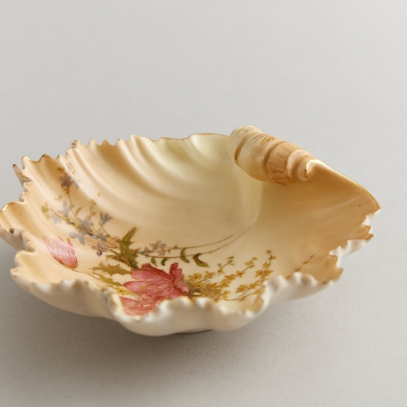 Старинная чаша в форме листа 