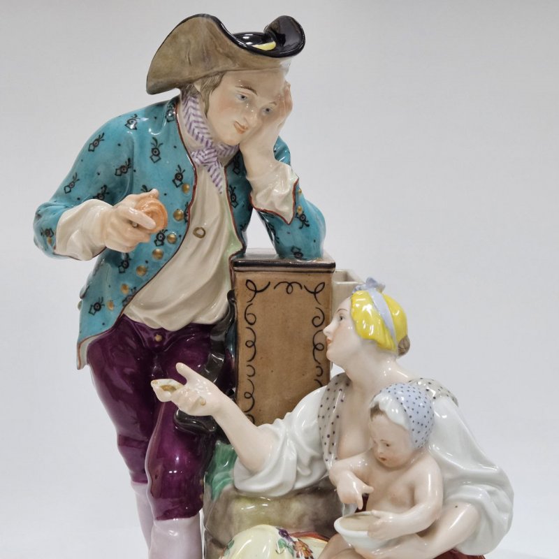 Статуэтка КПМ Аптекарь с микстурой и дама с младенцем