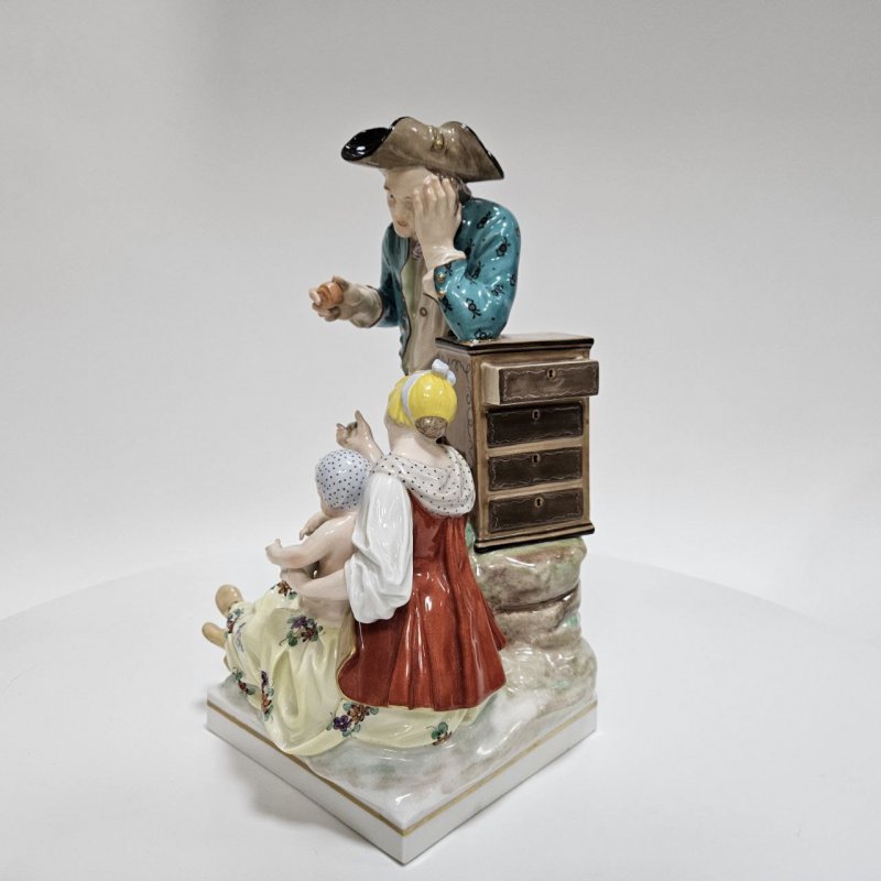 Статуэтка КПМ Аптекарь с микстурой и дама с младенцем