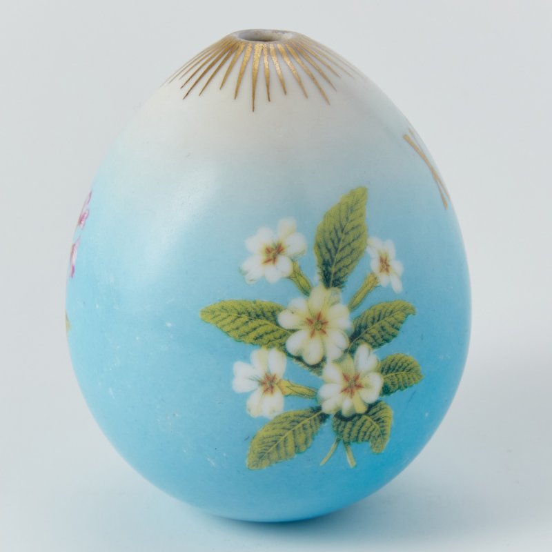 Фарфоровое пасхальное яйцо с изображением шиповника, белого стефанотиса и надписью: «ХВ»