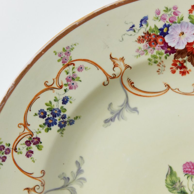 Старинное большое блюдо с ручной росписью и позолотой