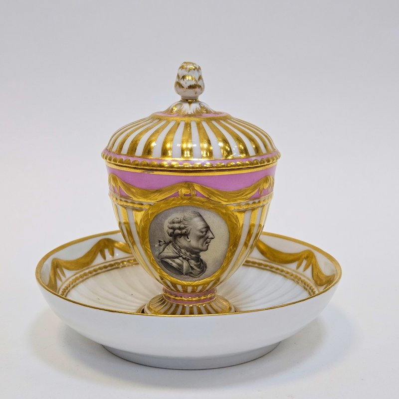 Чашка с крышкой и блюдцем для шоколада 