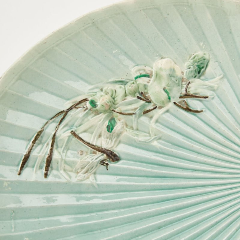 Фаянсовое блюдо в форме листа кувшинки. Товарищества М.С. Кузнецова. Тверская фабрика. 