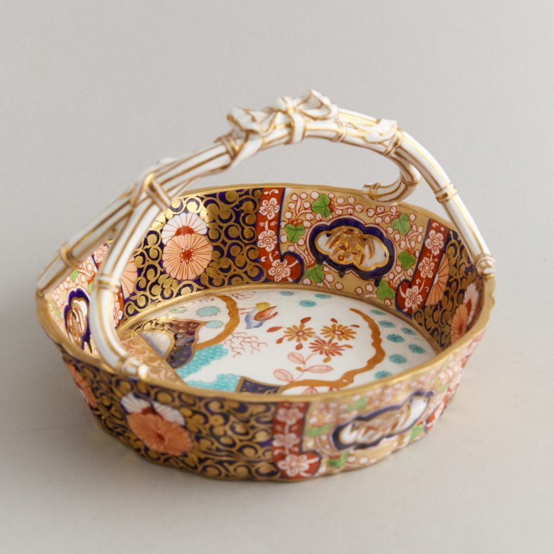 Старинная ваза в форме корзины