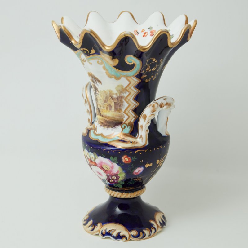 Старинная ваза бело-синяя с пейзажем (д)