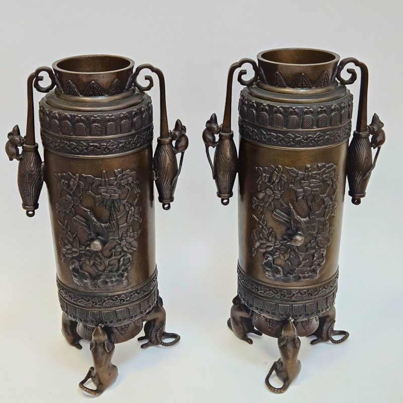 Пара ваз период Мейдзи с мышами