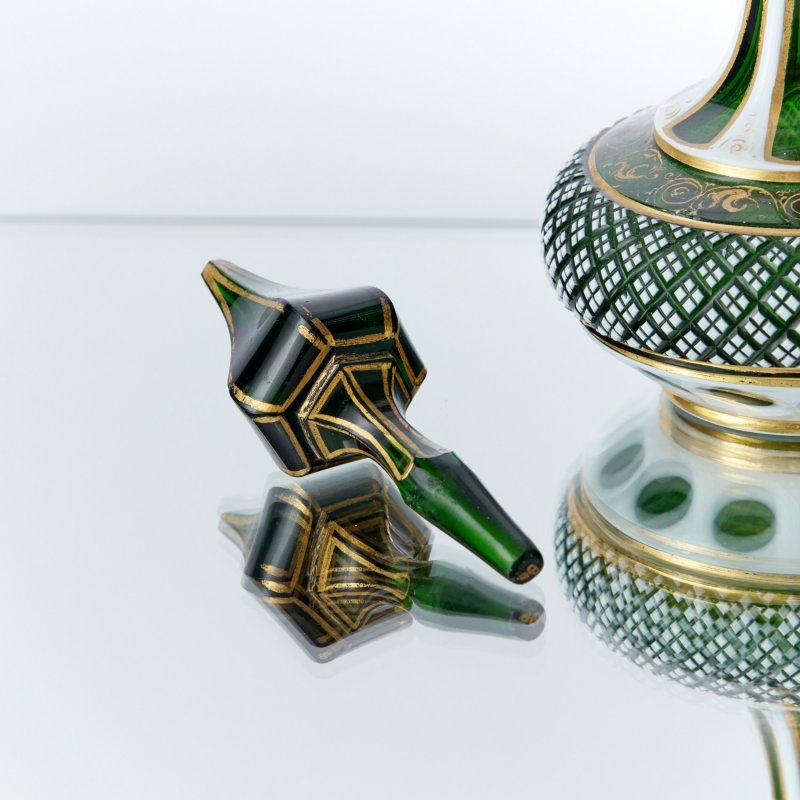 Старинная резная ваза с крышкой из зеленого стекла